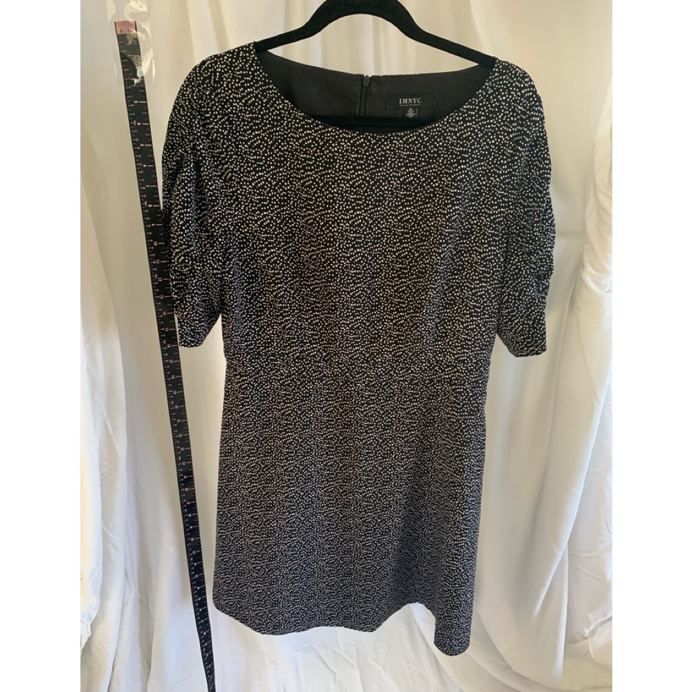 Black and white dress fitted at waist. Great for, 3/4 ruched sleeves.